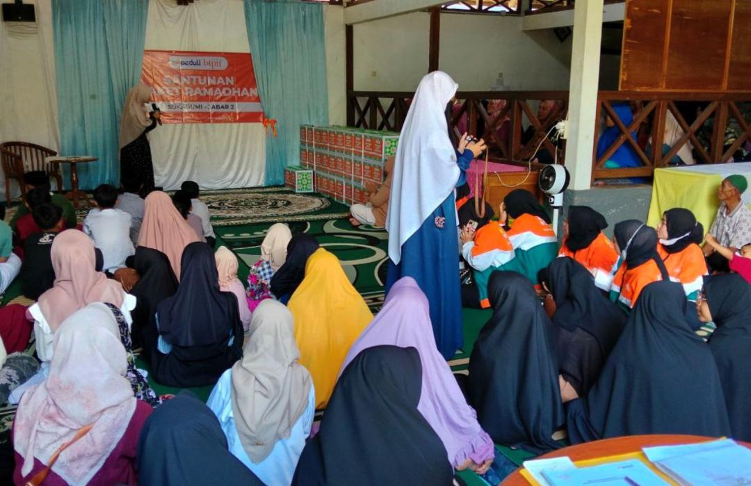 Tebar Kebahagiaan Dhuafa dan Yatim, DT Peduli dan BTPN Syariah Salurkan Santunan Paket Ramadhan di Sukabumi  