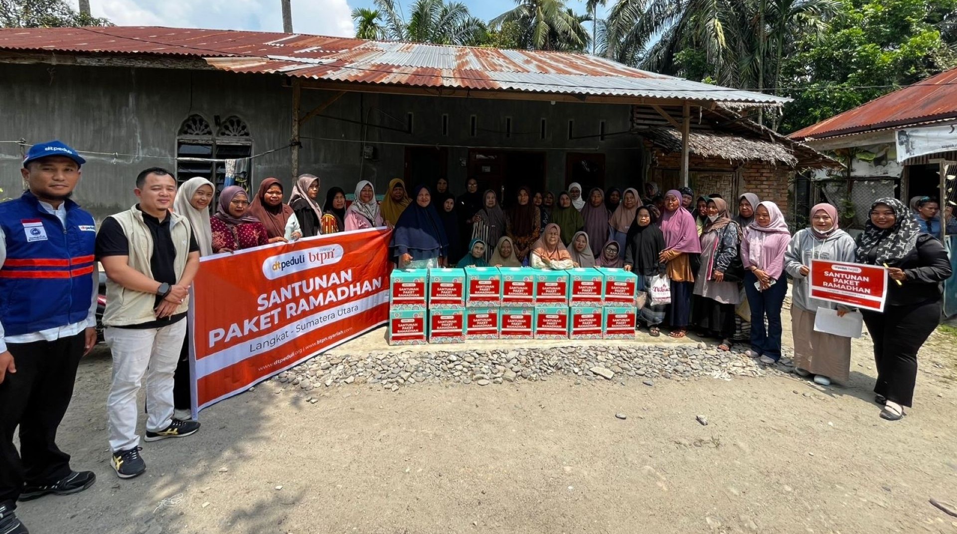 Sebar Kebermanfaatan, DT Peduli Sumut dan BTPN Syariah Salurkan Paket Ramadhan di Enam Wilayah 