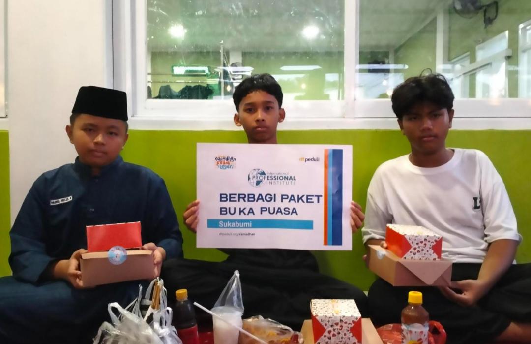 DT Peduli Sukabumi dan IPI Berbagi Paket Buka Puasa untuk Ratusan Santri Penghafal Al-Qur’an di Sukabumi