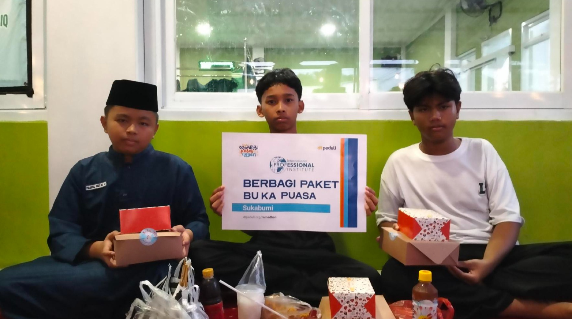 DT Peduli Sukabumi dan IPI Berbagi Paket Buka Puasa untuk Ratusan Santri Penghafal Al-Qur’an di Sukabumi