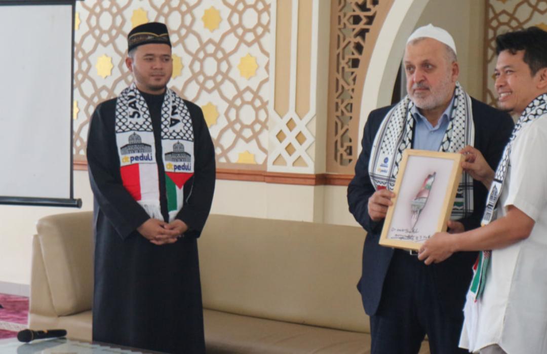 Ratusan Siswi SMA Pesantren Unggul Al Bayyan Putri Boarding School Goalpara Donasikan Uang Saku untuk Palestina Melalui DT Peduli Sukabumi 