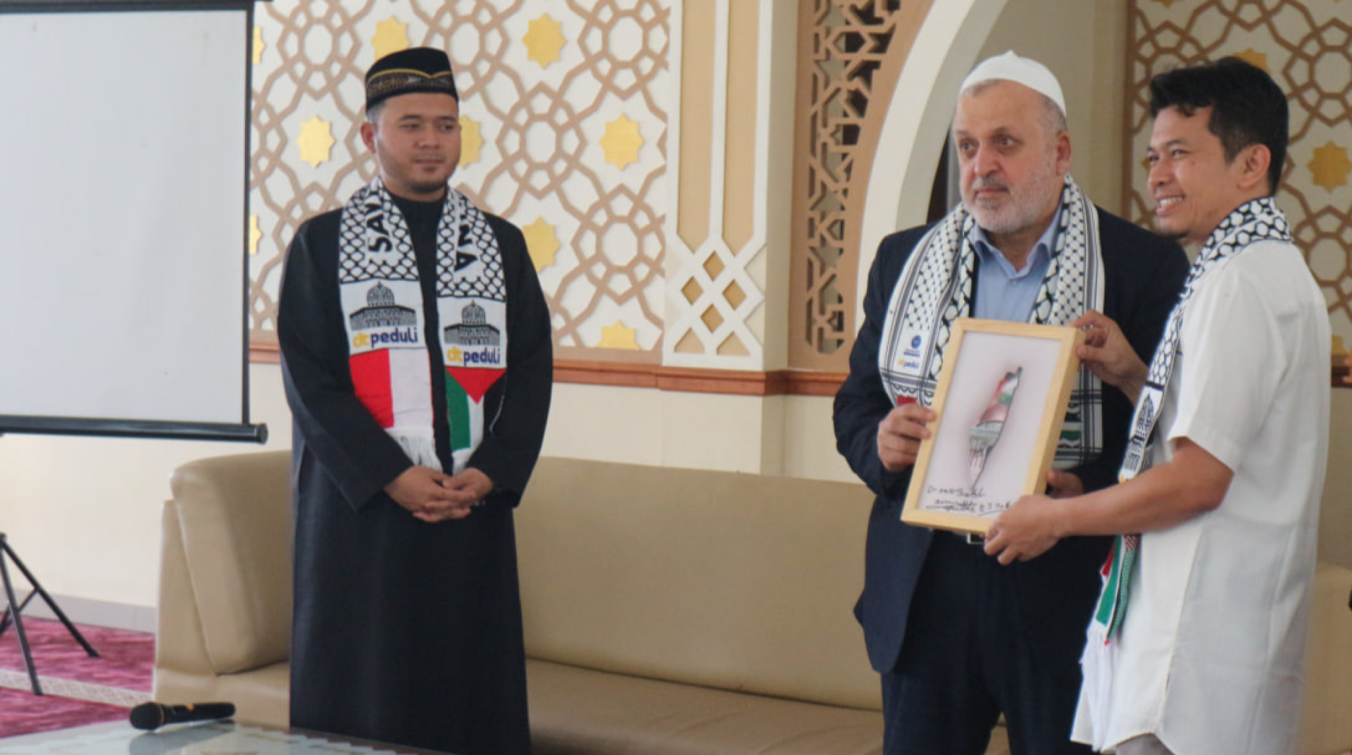 Ratusan Siswi SMA Pesantren Unggul Al Bayyan Putri Boarding School Goalpara Donasikan Uang Saku untuk Palestina Melalui DT Peduli Sukabumi 