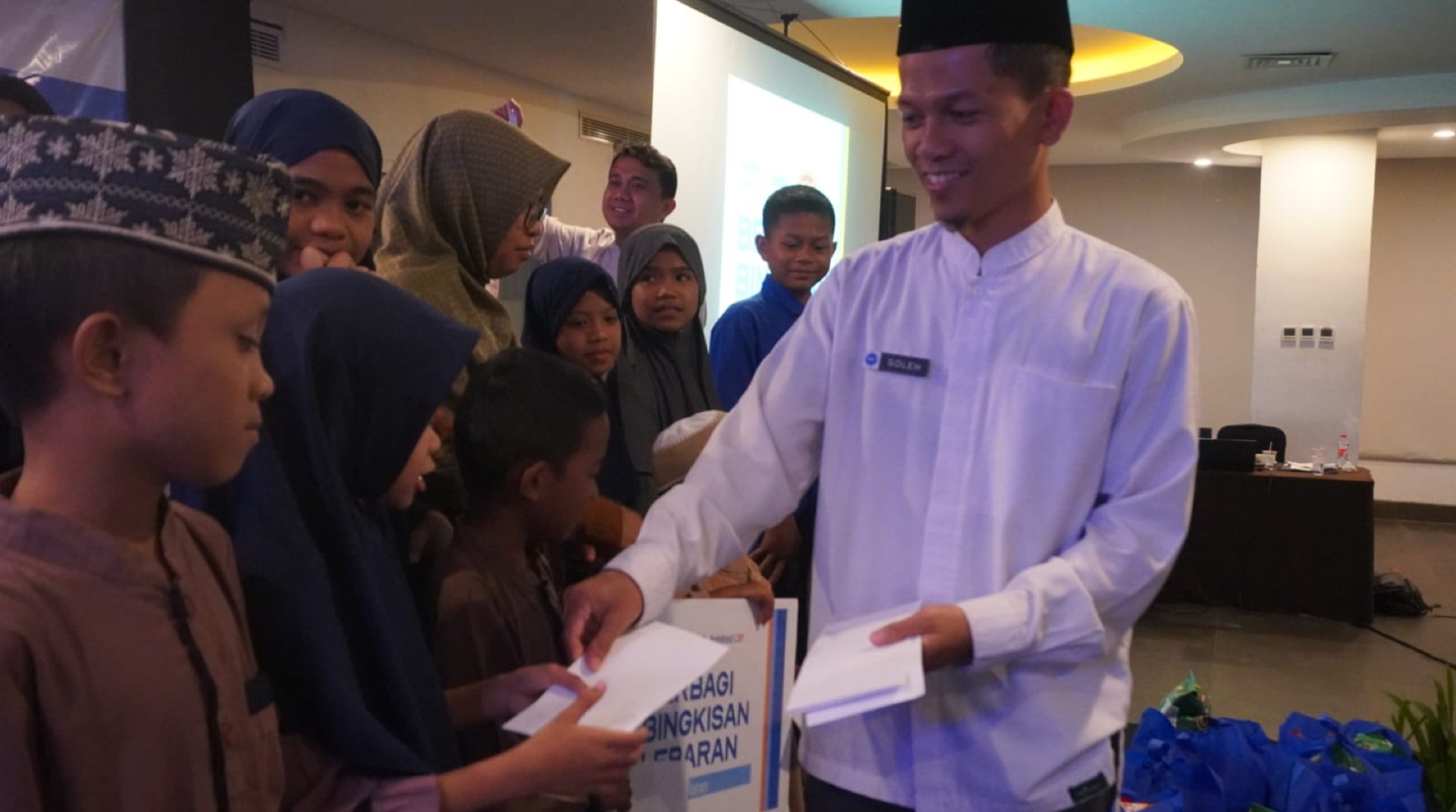 DT Peduli Sulsel Bersama Hisana Makassar Raya dan Askrindo Syariah Berikan Bingkisan Santunan untuk Anak Yatim Penghafal Al-Qur’an 