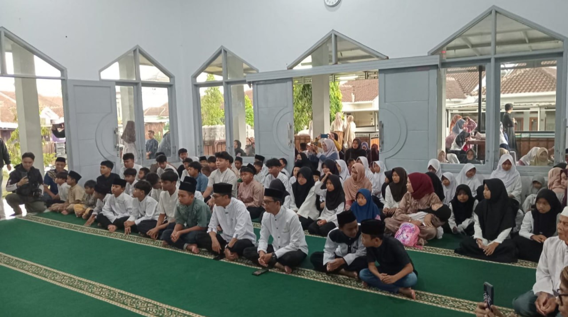 DT Peduli Tasikmalaya Bersama MPZ Al Hikmah Beri Santunan dan Buka Puasa Bersama Anak Yatim 