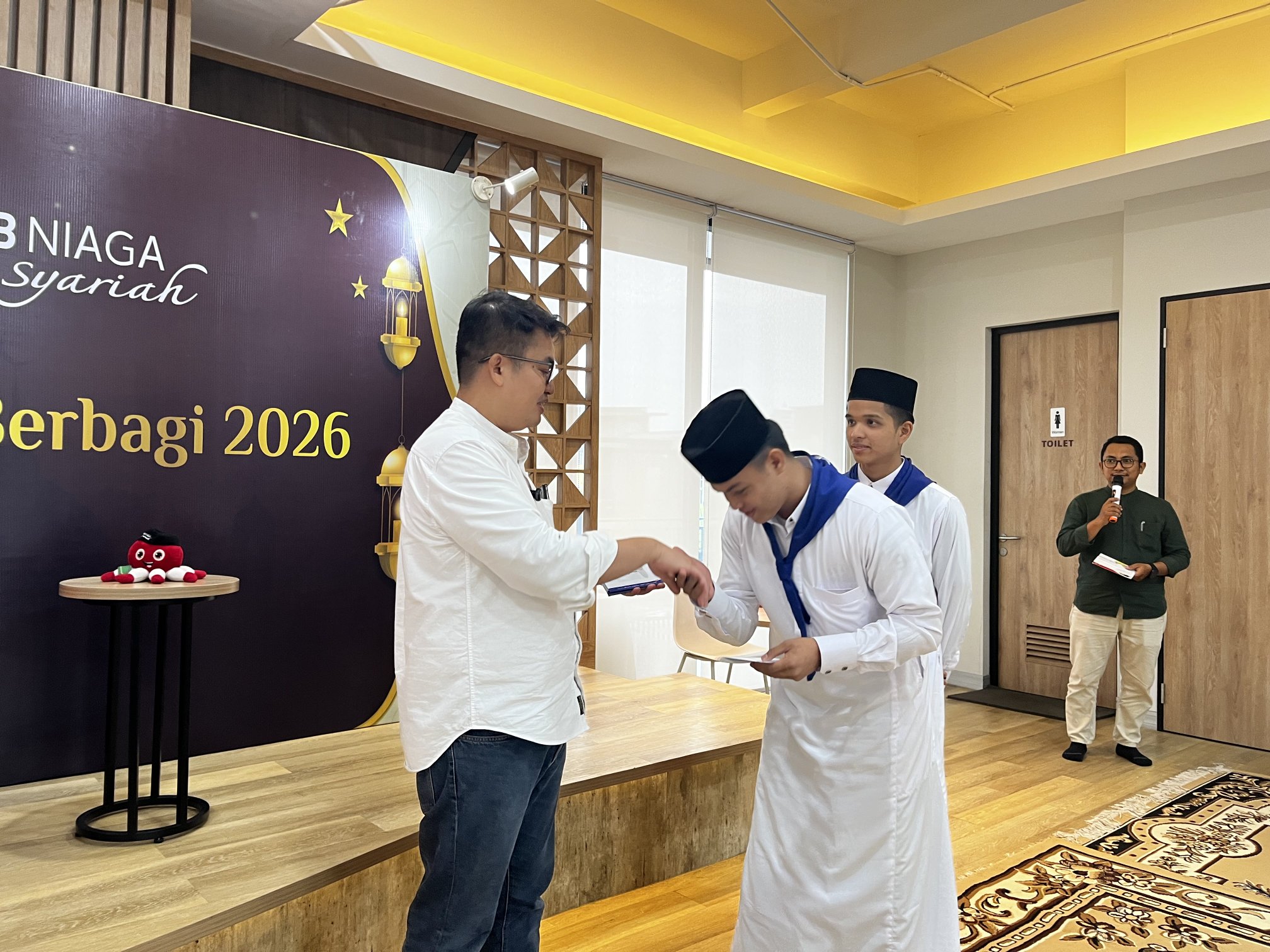 DT Peduli Sumut dan CIMB Niaga Syariah Medan Distribusikan Ratusan Paket Buka Puasa dan Santunan untuk Santri