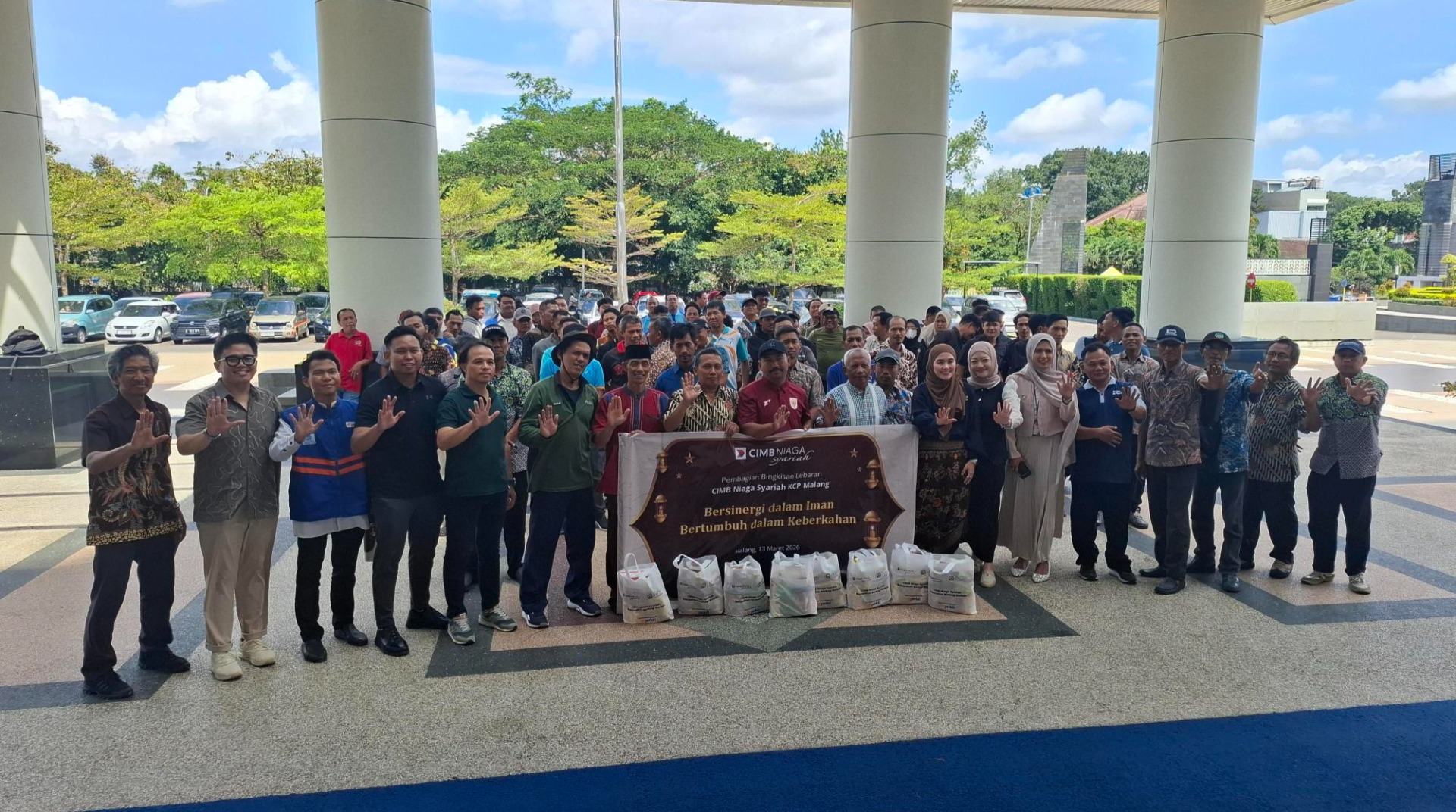 DT Peduli Malang Bersama CIMB Niaga Syariah Salurkan Ratusan Paket Bingkisan Lebaran untuk Tenaga Kependidikan Universitas Negeri Malang