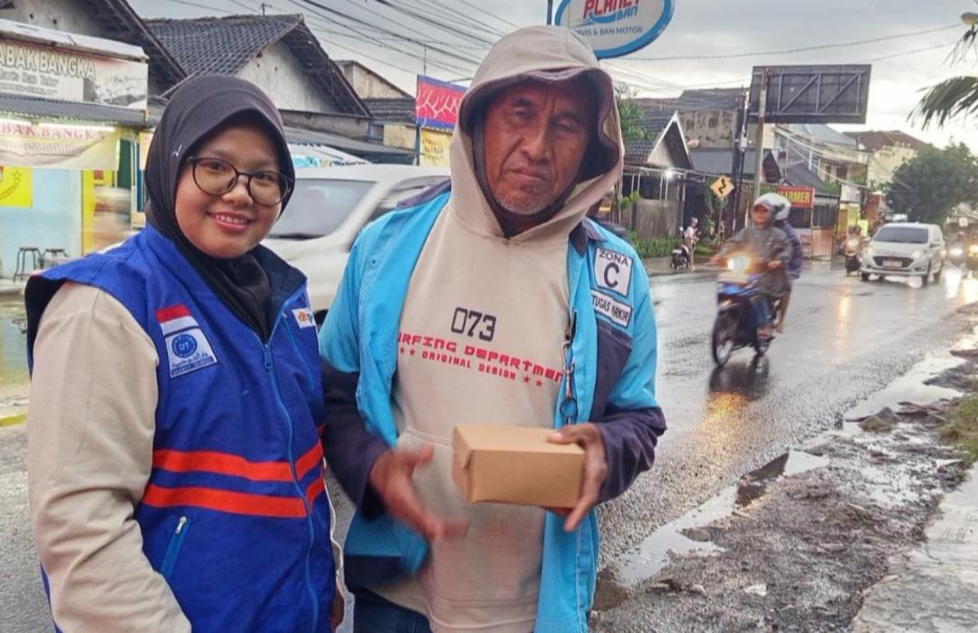 DT Peduli Solo Kolaborasi dengan OJK Solo, MKIP Poltekkes Kemenkes, dan FOZMI FH UNS Gelar Takjil On The Road