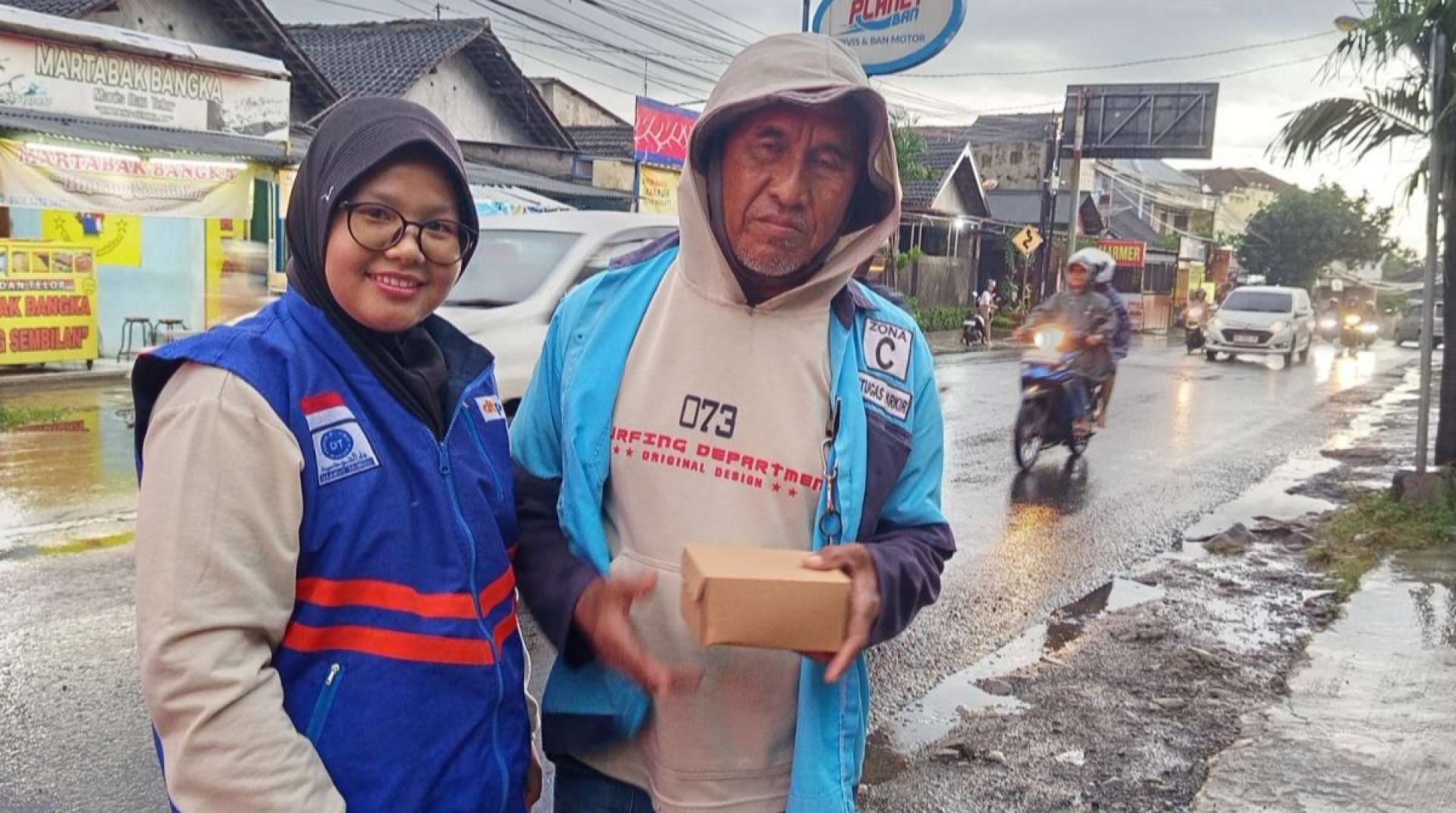 DT Peduli Solo Kolaborasi dengan OJK Solo, MKIP Poltekkes Kemenkes, dan FOZMI FH UNS Gelar Takjil On The Road