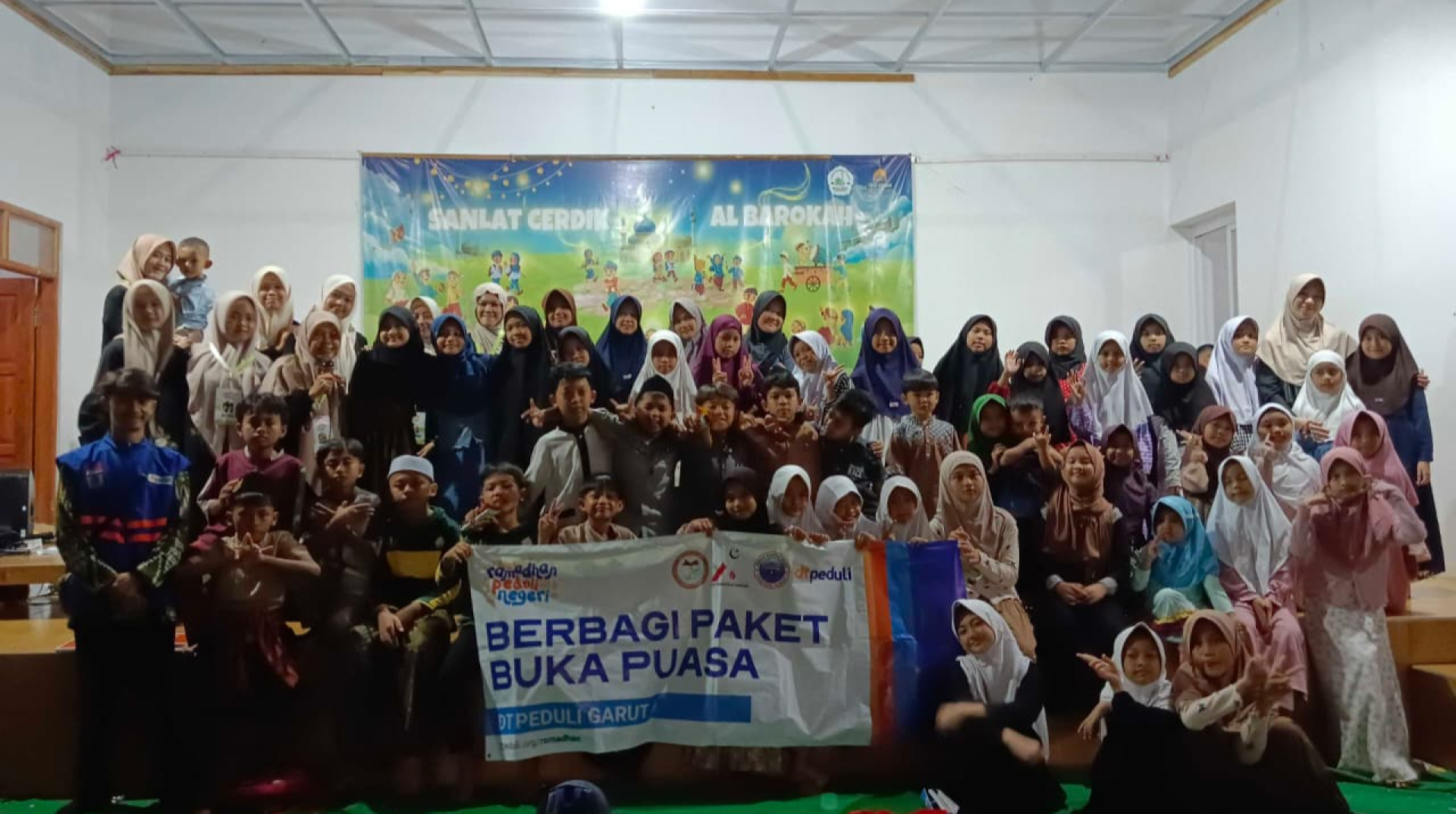 Hangatnya Ramadhan, DT Peduli Garut dan DKM Al-Barokah Gelar Buka Puasa Bersama 