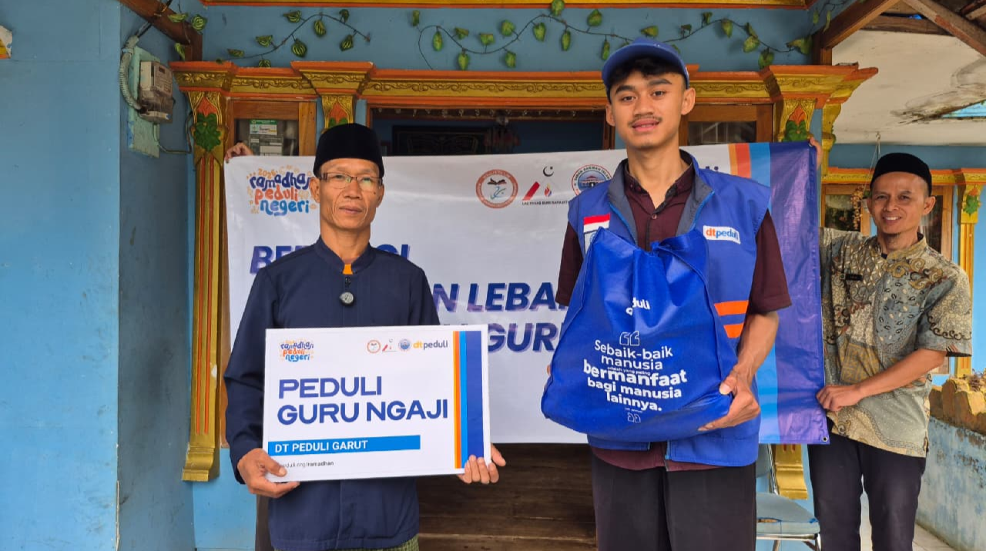 DT Peduli Garut dan LAZ Panas Bumi Darajat Salurkan Bingkisan Lebaran untuk Lansia dan Guru Ngaji