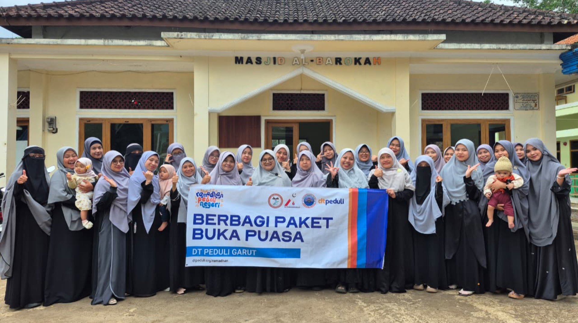 DT Peduli Garut dan LAZ Panas Bumi Darajat Gelar Buka Bersama untuk Masyarakat Padamulya