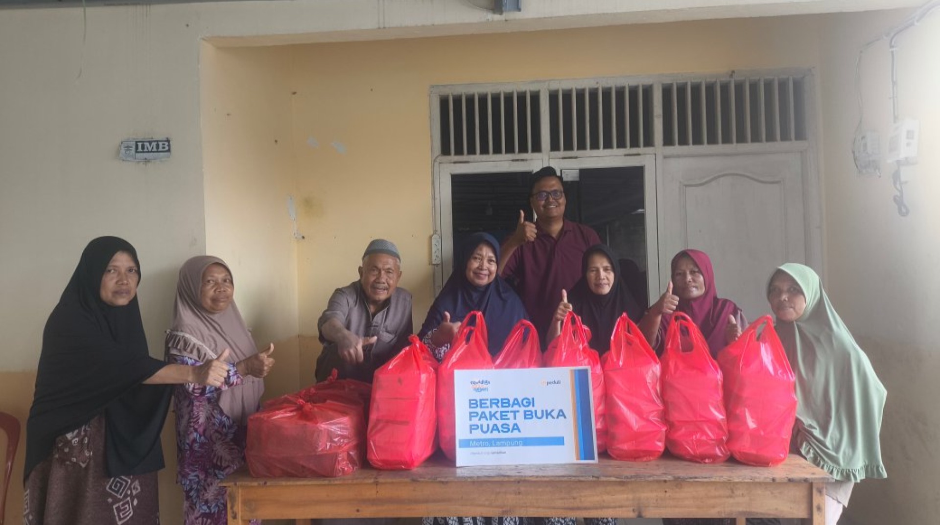 DT Peduli Metro Salurkan Paket Buka Puasa untuk Ratusan Penerima Manfaat 