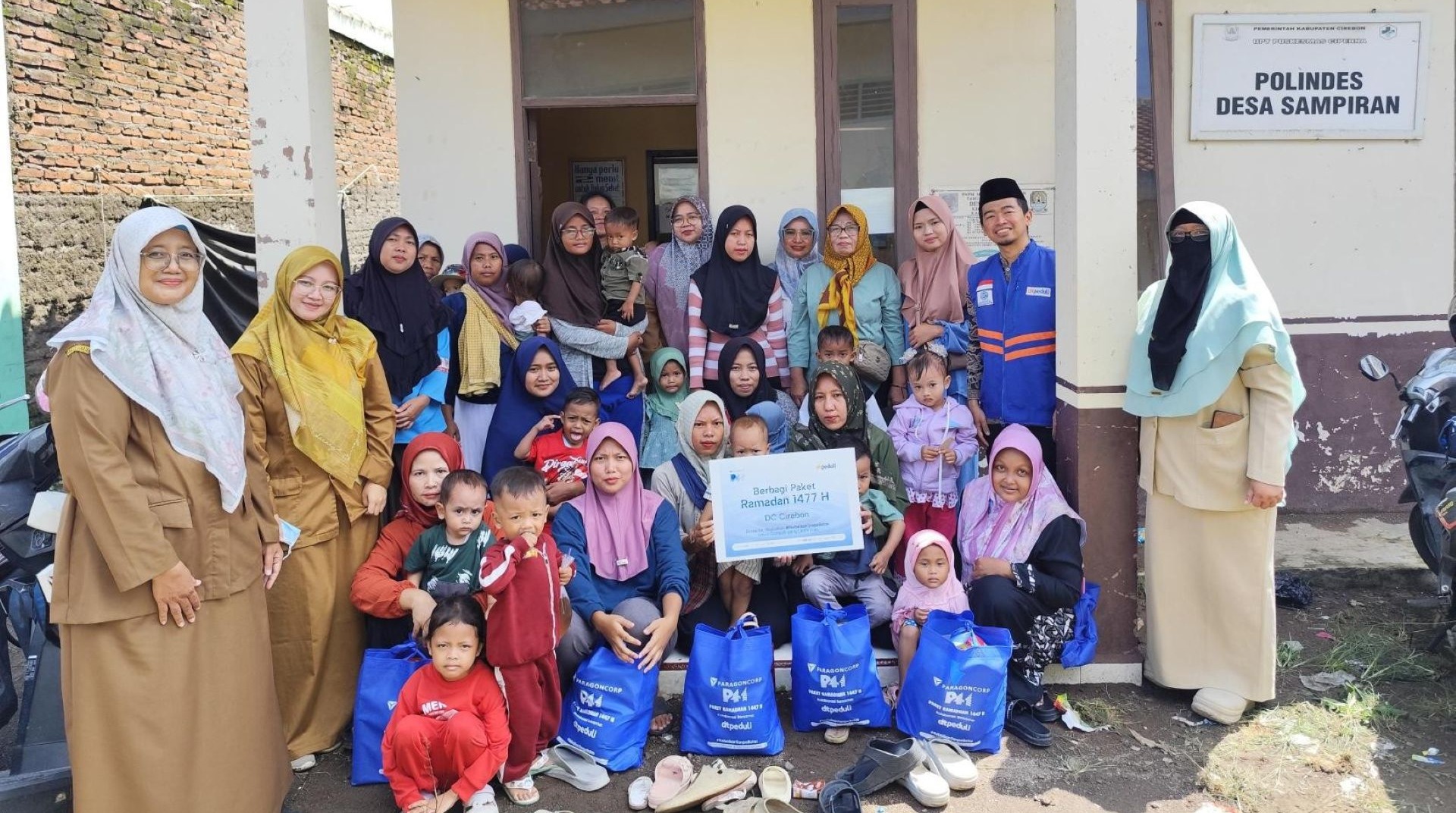 Tebar Kebahagiaan Ramadhan, Paragon Corp DC Cirebon Bersama DT Peduli Salurkan 200 Paket Bingkisan untuk Asnaf Zakat 