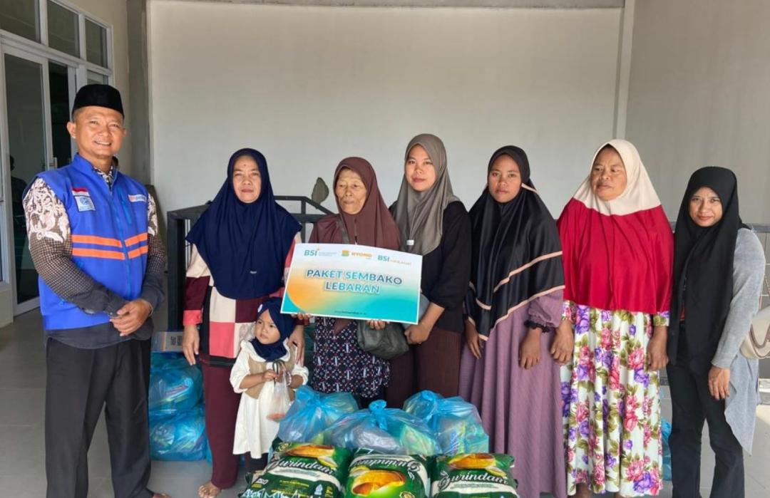 Optimalkan Dana Zakat, BSI dan DT Peduli Kepri Salurkan Bingkisan Lebaran untuk Warga Tembesi Batam 