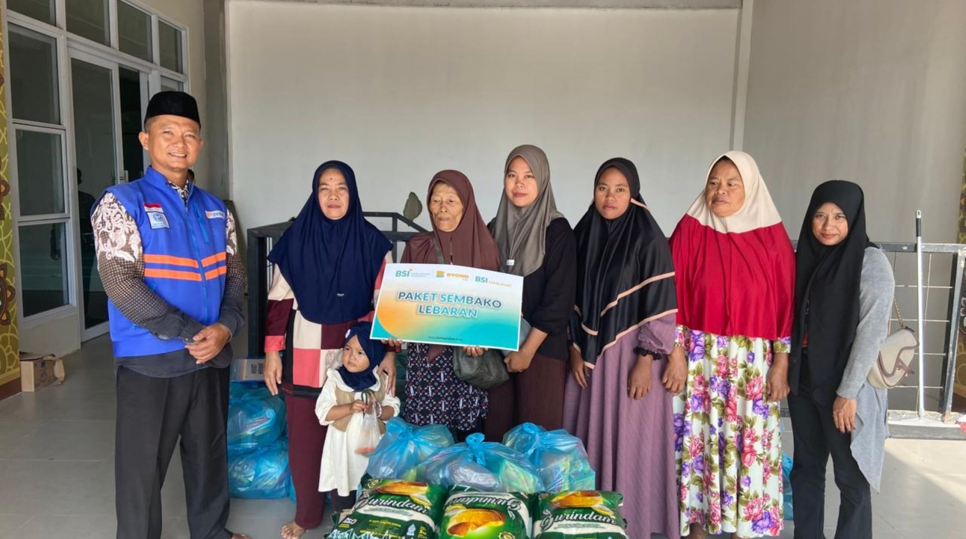 Optimalkan Dana Zakat, BSI dan DT Peduli Kepri Salurkan Bingkisan Lebaran untuk Warga Tembesi Batam 