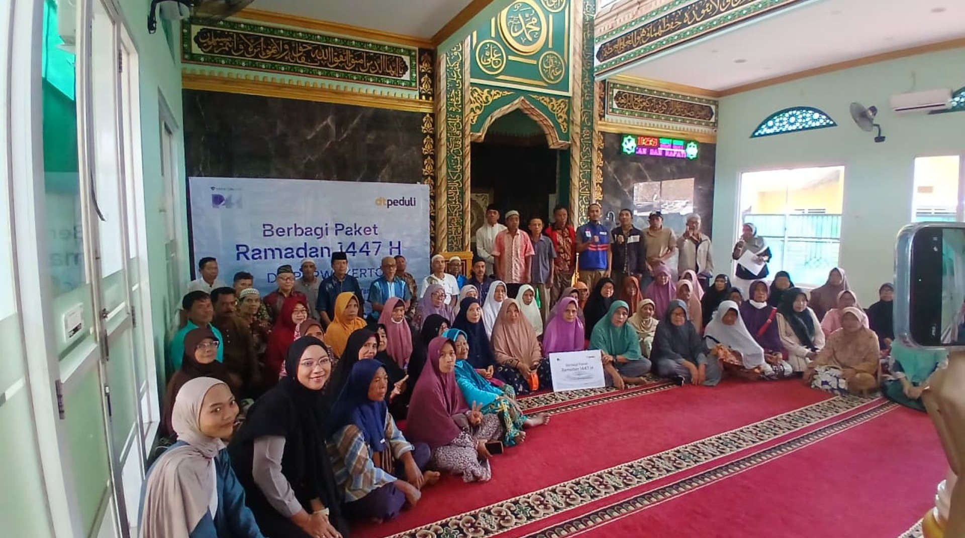 Paragon DC Purwokerto Bersama DT Peduli Salurkan Ratusan Bingkisan Lebaran kepada Masyarakat Dhuafa 