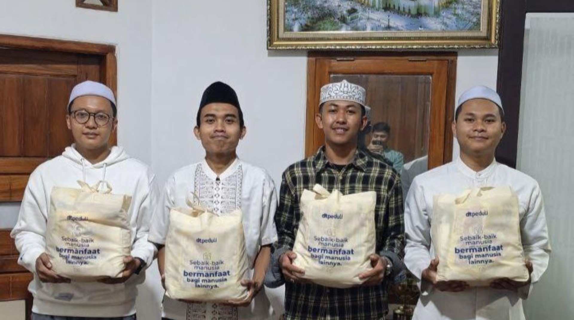 Tebar Kebahagiaan, DT Peduli Bandung Salurkan Paket Ramadhan untuk Santri Penghafal Qur’an di Pesantren Asyahid 