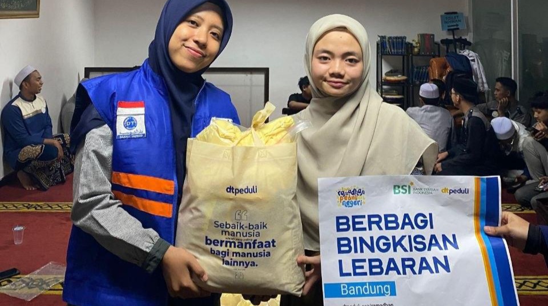 DT Peduli Bandung dan Bank Syariah Indonesia (BSI) Salurkan Bingkisan Lebaran untuk Fisabilillah 