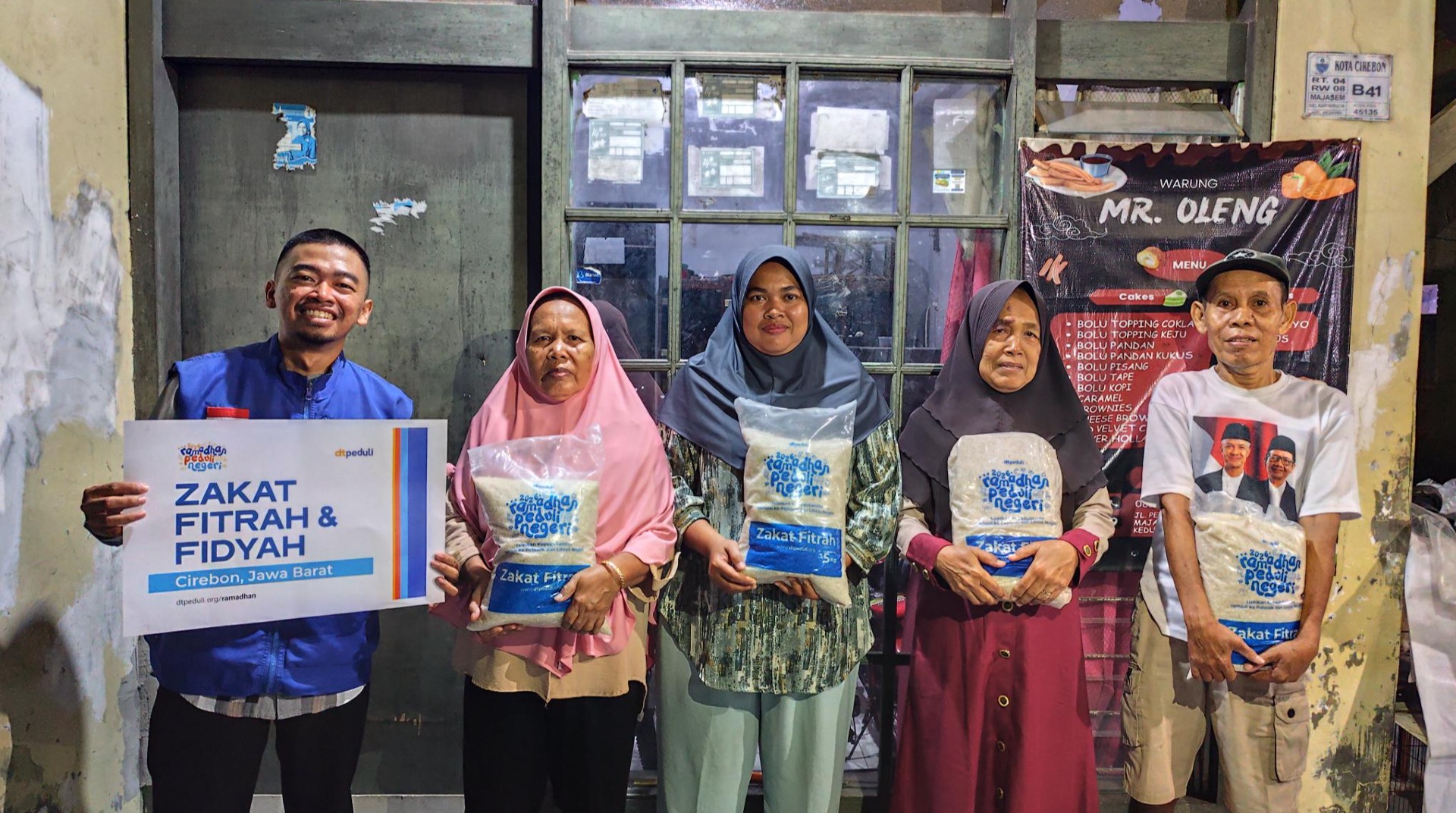 Terima Zakat Fitrah, Jumadi Gembira Sekaligus Terharu atas Perhatian DT Peduli Cirebon 