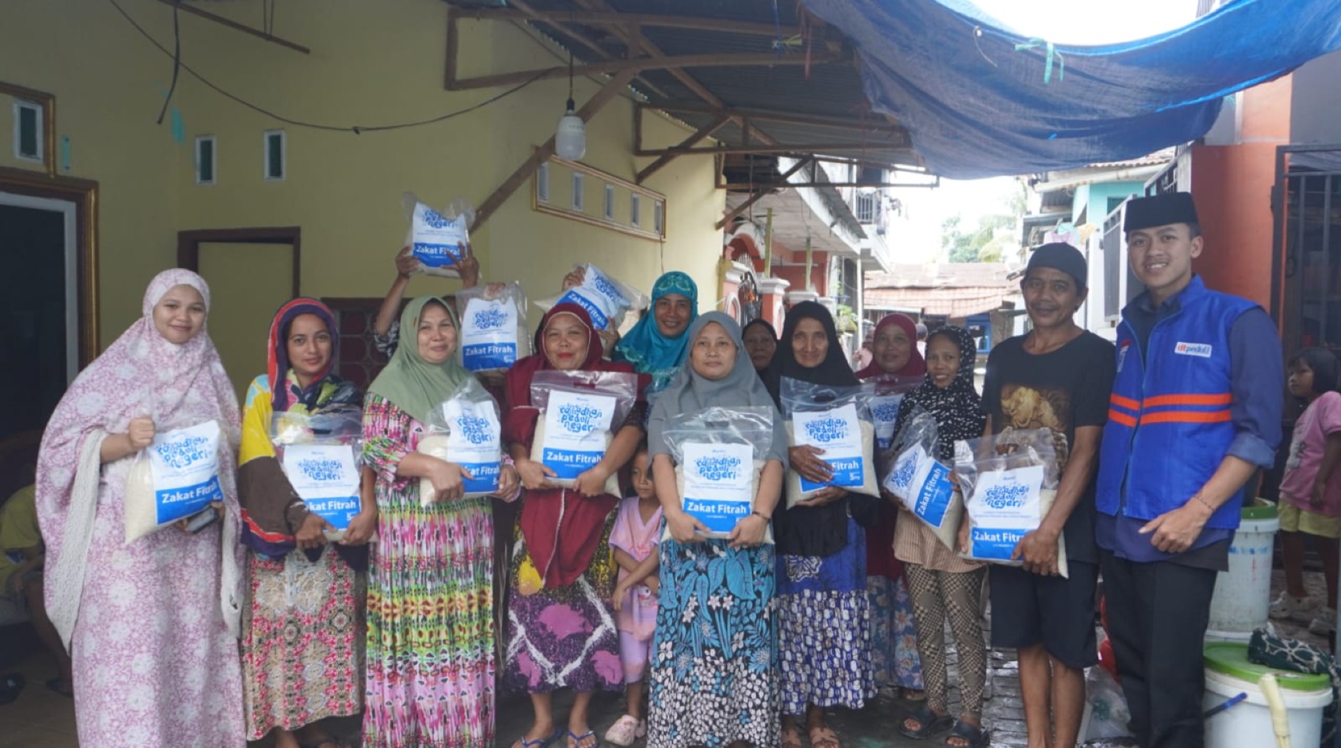 DT Peduli Sulsel Salurkan Ratusan Kilogram Zakat Fitrah di Malam Takbiran 