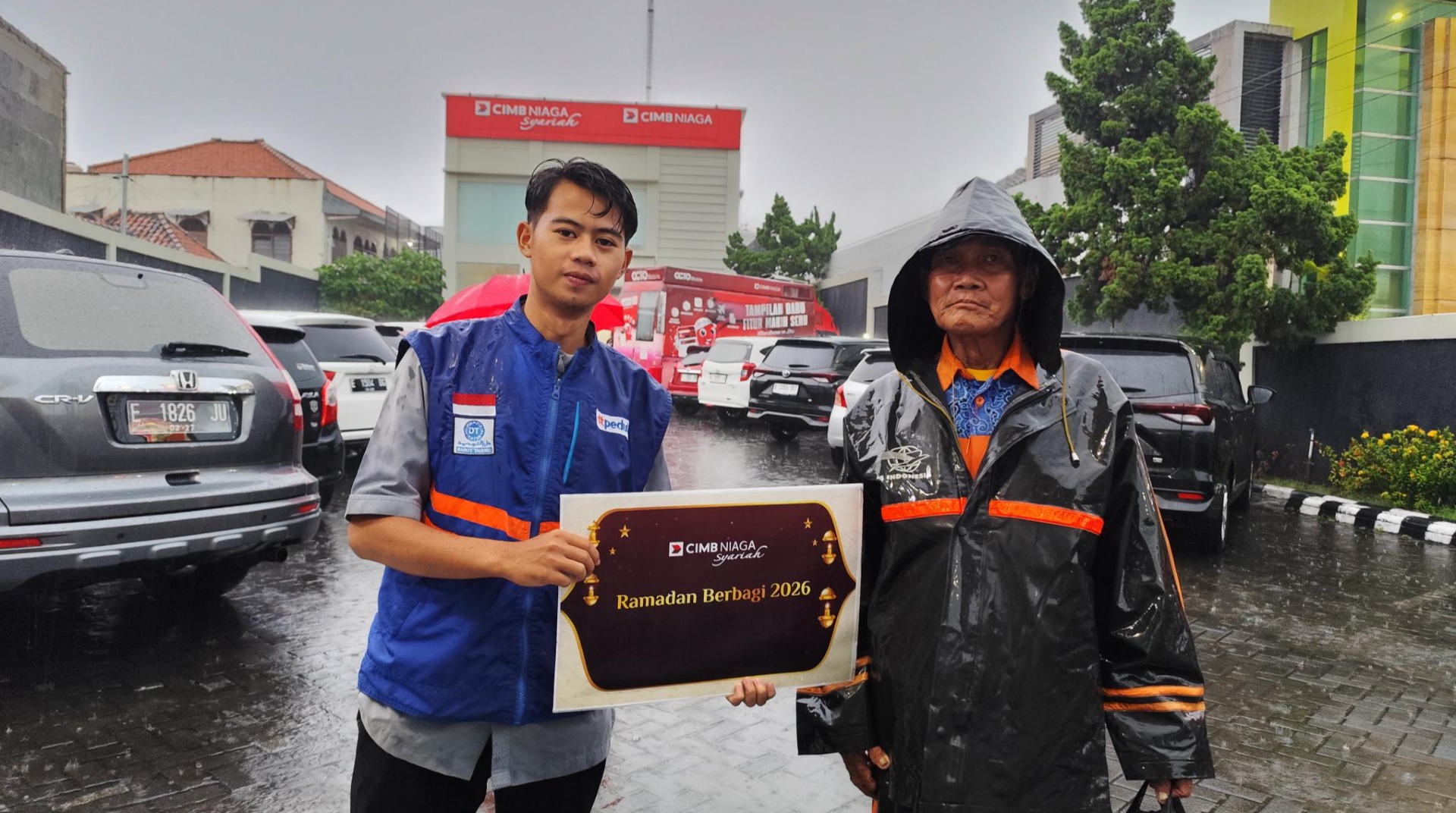 DT Peduli Cirebon Bersama CIMB Niaga Syariah Berbagi Paket Takjil, Santunan untuk Anak Yatim dan Pekerja Sekitar Kantor 