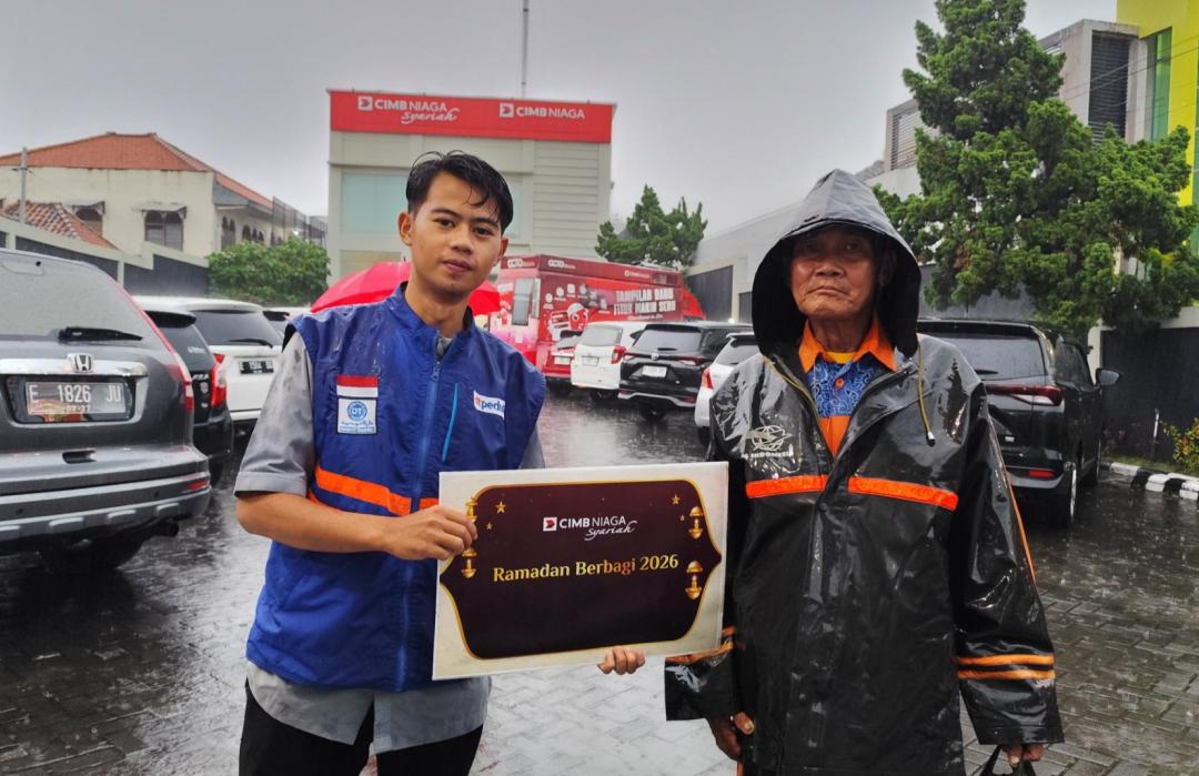 DT Peduli Cirebon Bersama CIMB Niaga Syariah Berbagi Paket Takjil, Santunan untuk Anak Yatim dan Pekerja Sekitar Kantor 