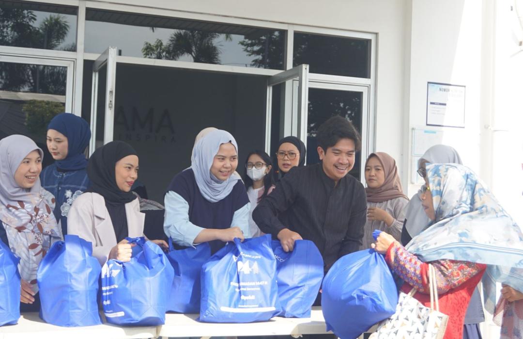 DT Peduli dan PT Paragon Salurkan Paket Ramadhan untuk Masyarakat Berbek  