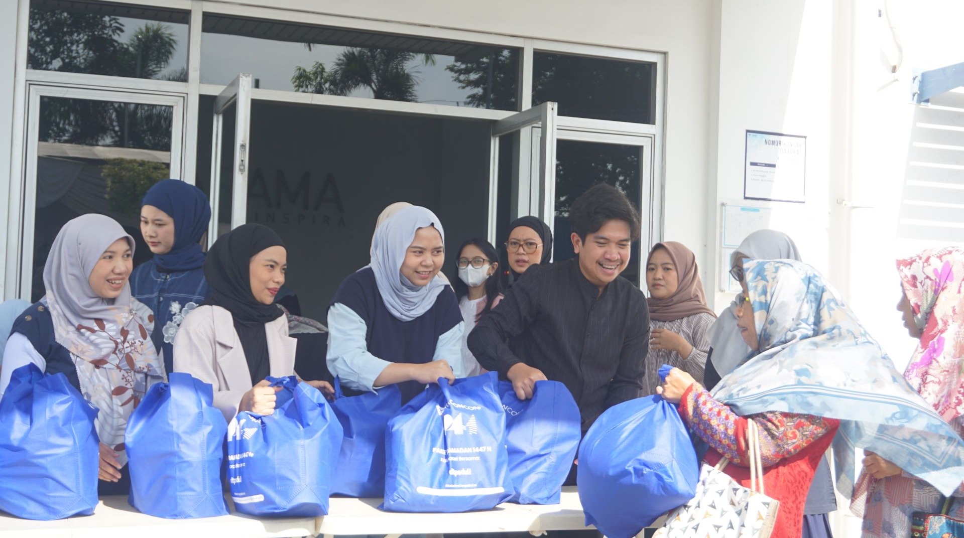 DT Peduli dan PT Paragon Salurkan Paket Ramadhan untuk Masyarakat Berbek  