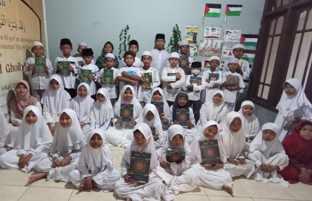 DT Peduli Bagikan Paket Al-Qur’an untuk Santri TPQ Hamaasah Surabaya 