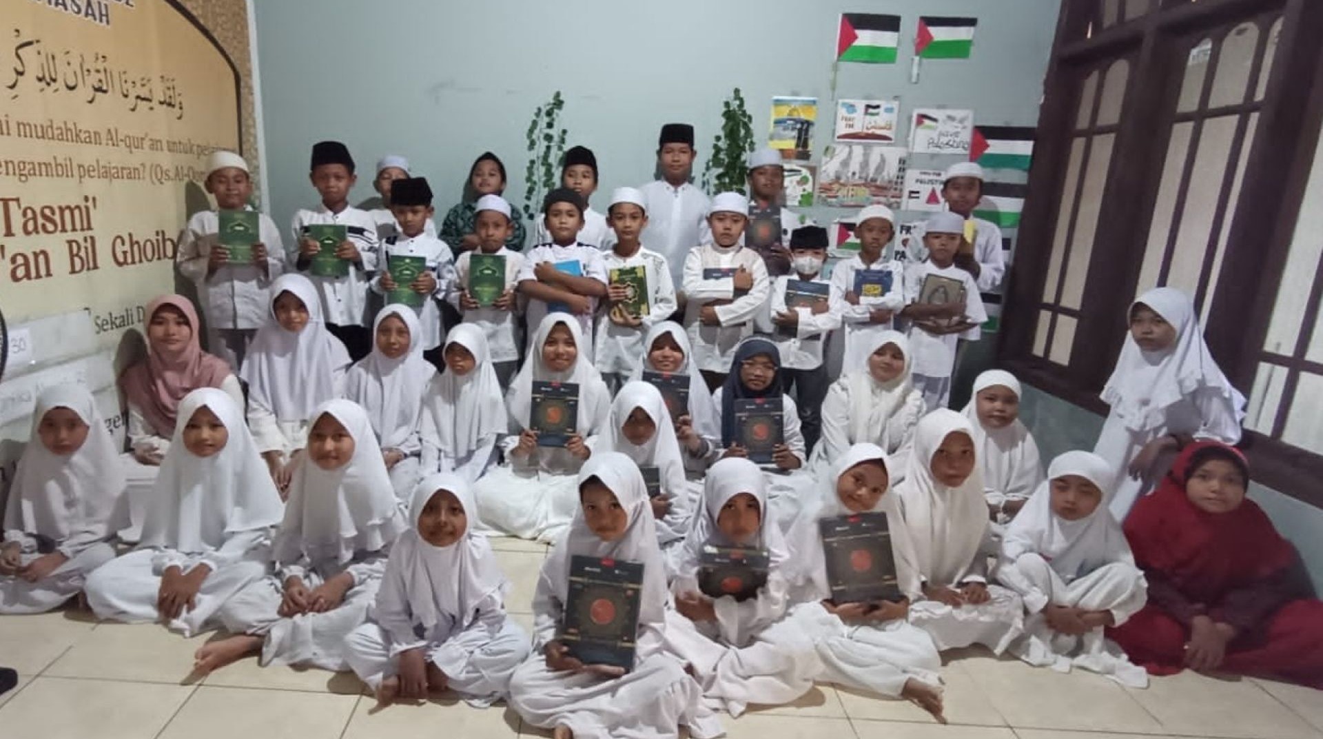 DT Peduli Bagikan Paket Al-Qur’an untuk Santri TPQ Hamaasah Surabaya 