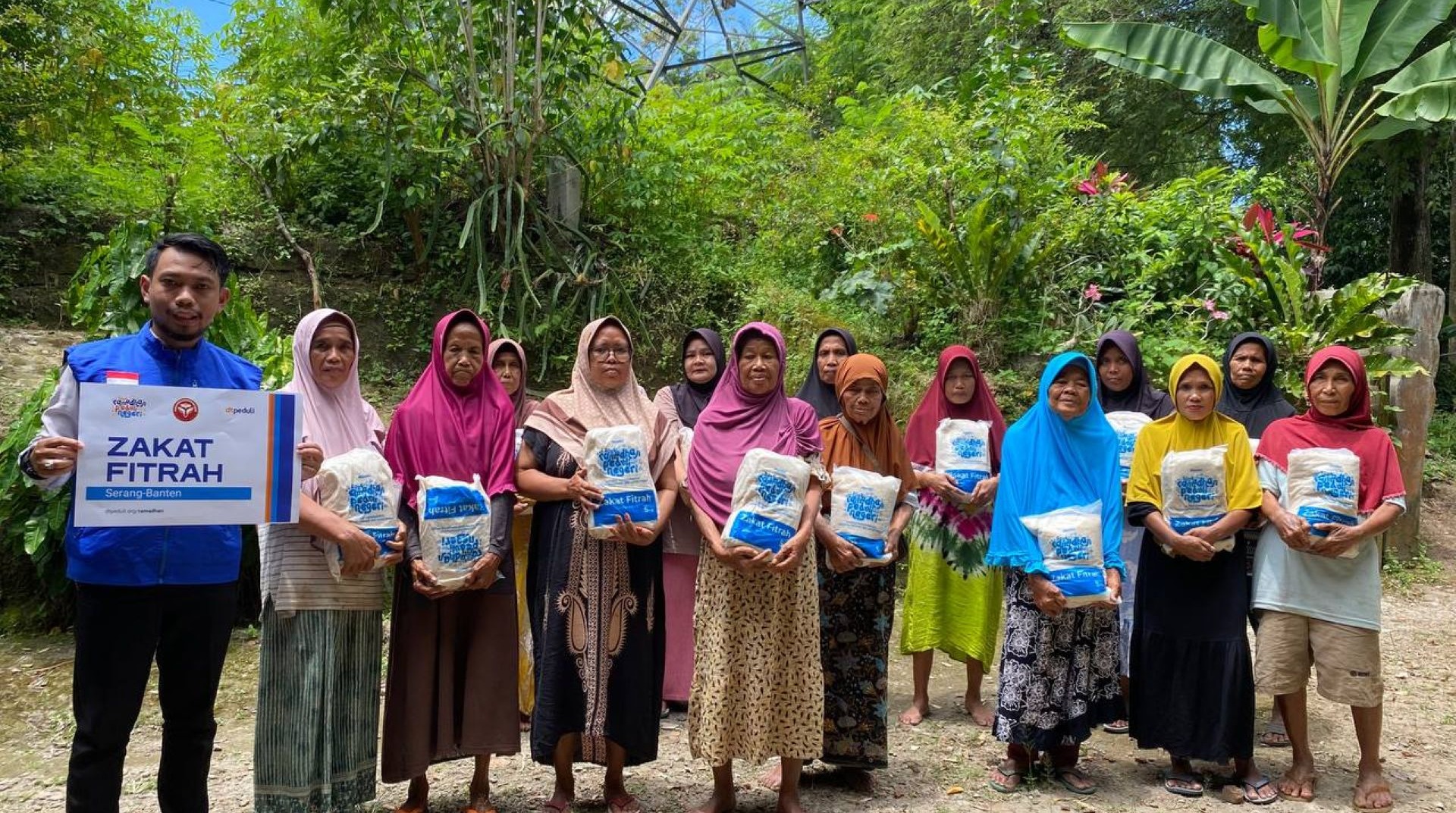 Ikhtiar Memuliakan Sesama, DT Peduli Serang Salurkan 500 kg Beras Zakat Fitrah 