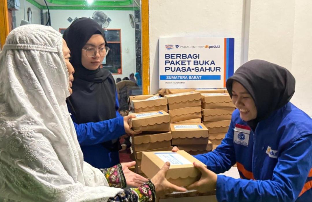DT Peduli Sumbar dan PT. Paragon Salurkan Paket Berbuka dan Sahur untuk Warga Terdampak Banjir Bandang di Sumatera Barat 