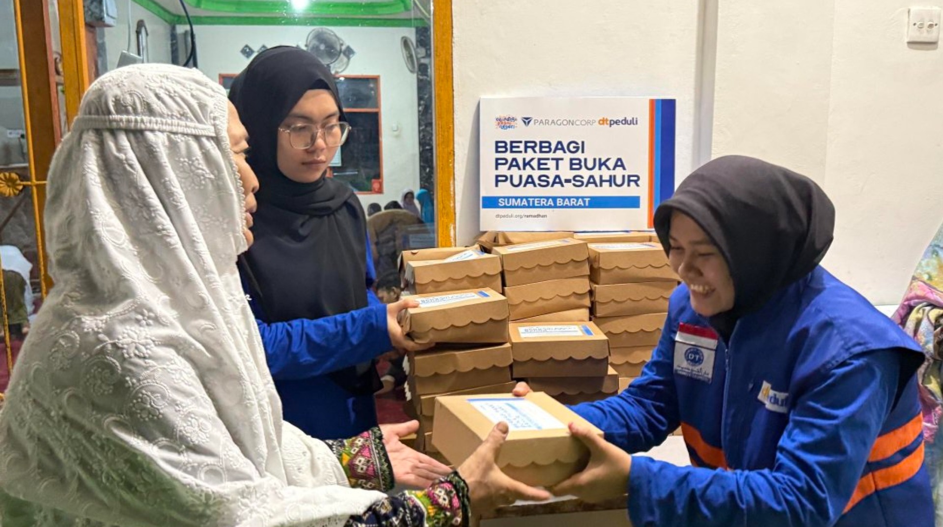 DT Peduli Sumbar dan PT. Paragon Salurkan Paket Berbuka dan Sahur untuk Warga Terdampak Banjir Bandang di Sumatera Barat 