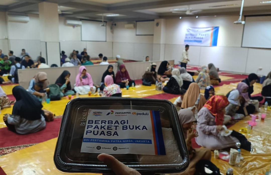 Sinergi di Penghujung Ramadhan, DT Peduli Jakarta dan BDI Pertamina Salurkan Paket Buka Puasa di Masjid Daarut Tauhiid 