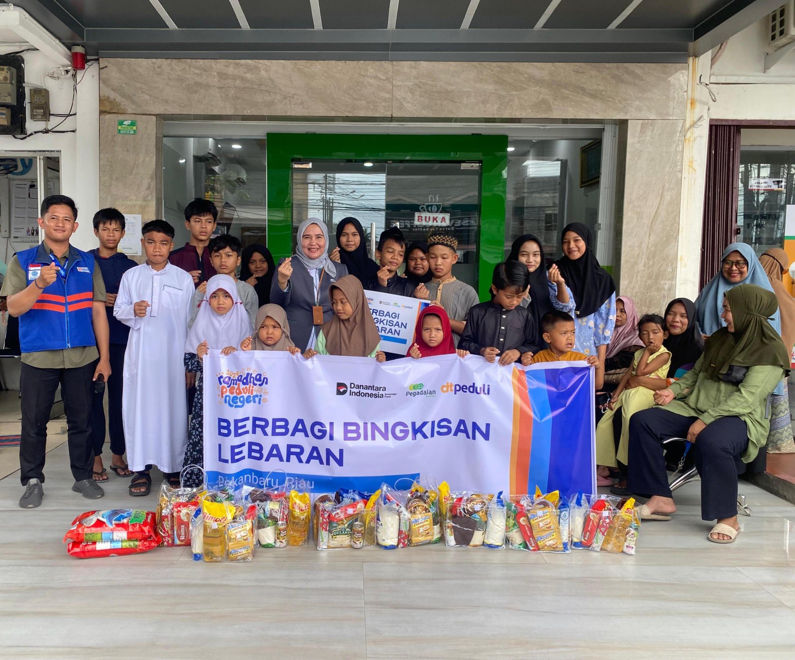 DT Peduli Riau dan Pegadaian Syariah Harapan Raya Bahagiakan Anak Yatim dengan Salurkan Bingkisan Lebaran 