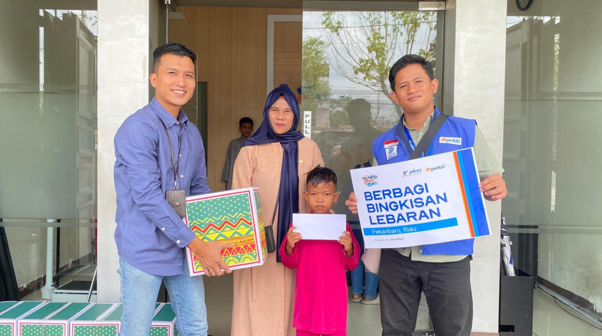 Hangatkan Hati Jelang Idulfitri, DT Peduli Riau dan PT.PKSS Pekanbaru Berbagi Bingkisan Lebaran 