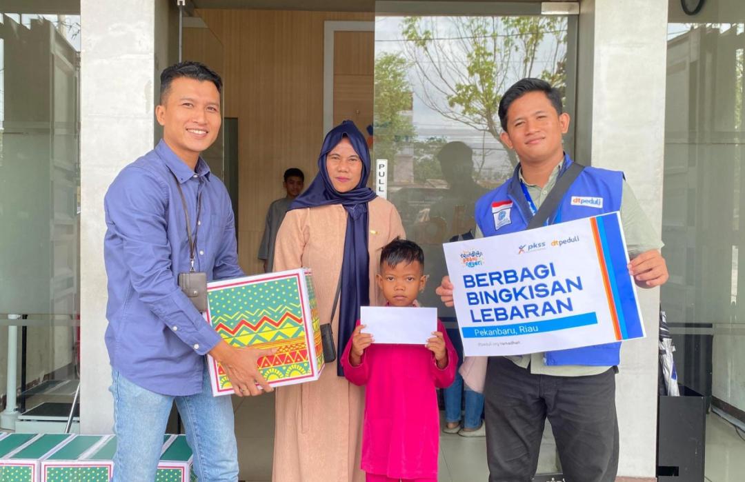 Hangatkan Hati Jelang Idulfitri, DT Peduli Riau dan PT.PKSS Pekanbaru Berbagi Bingkisan Lebaran 