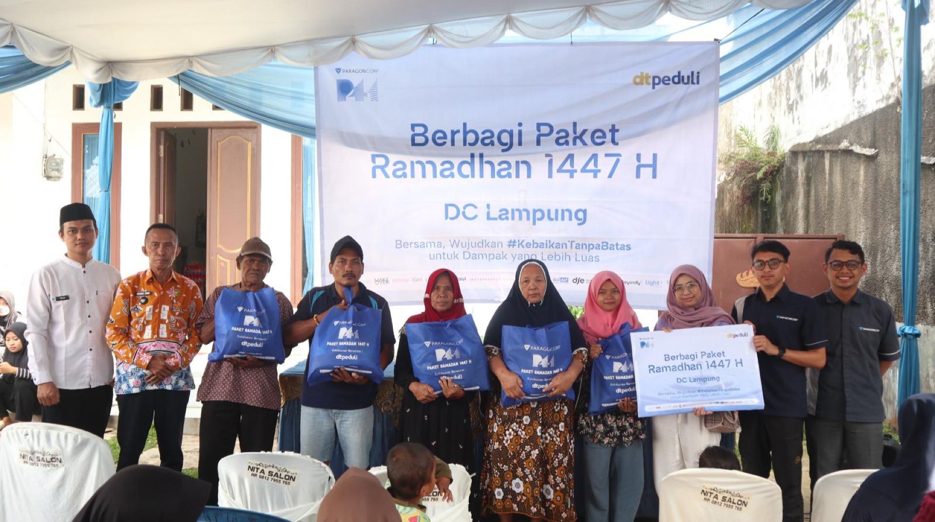 DT Peduli Lampung Kolaborasi dengan PT. Paragon Berbagi Paket Ramadhan untuk Masyarakat di Area Kantor DC Campang Raya  