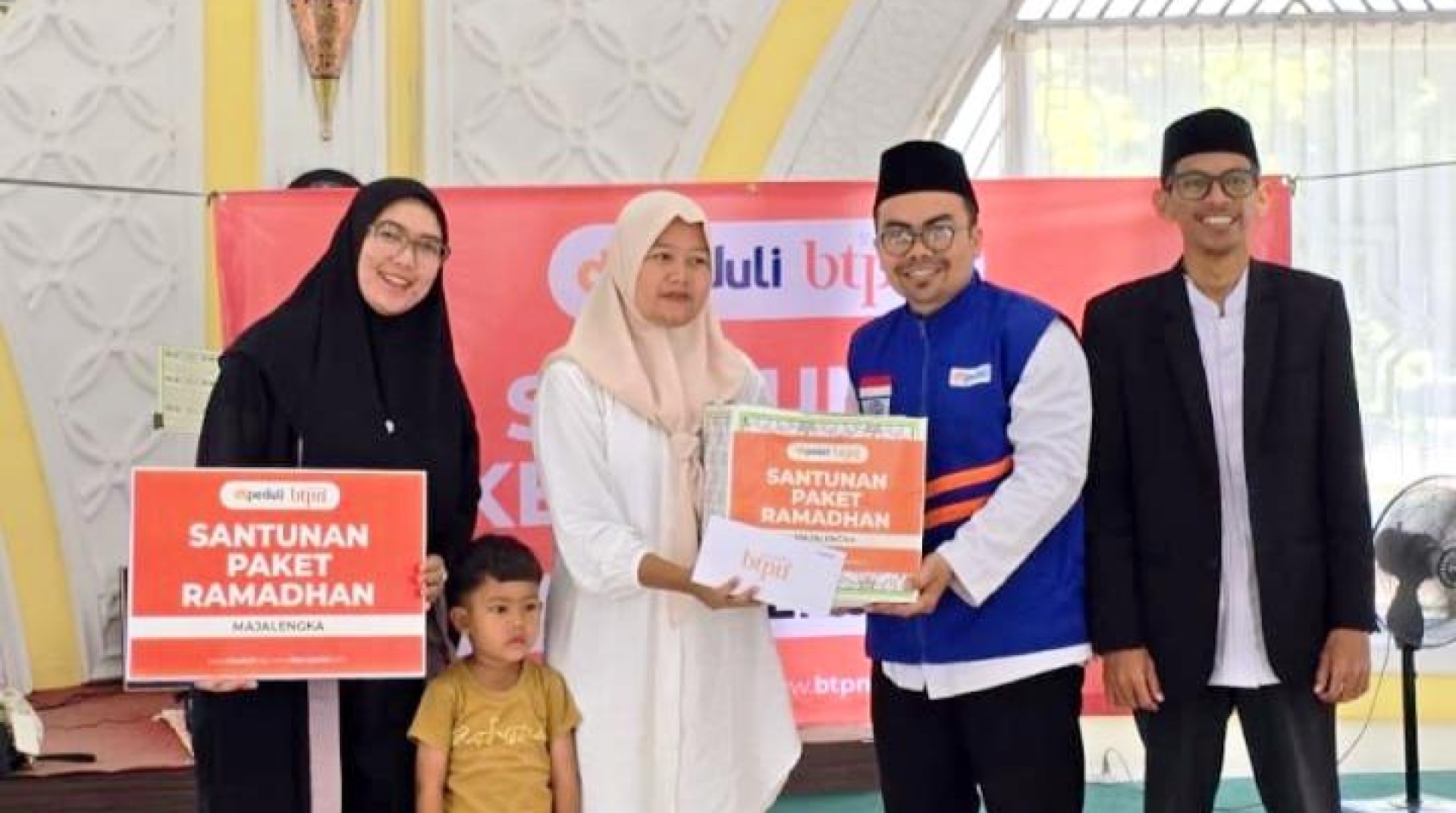 Sambut Idulfitri, BTPN Syariah Jabar 9 Sinergi dengan DT Peduli Cirebon Salurkan Bingkisan Lebaran untuk Nasabah 