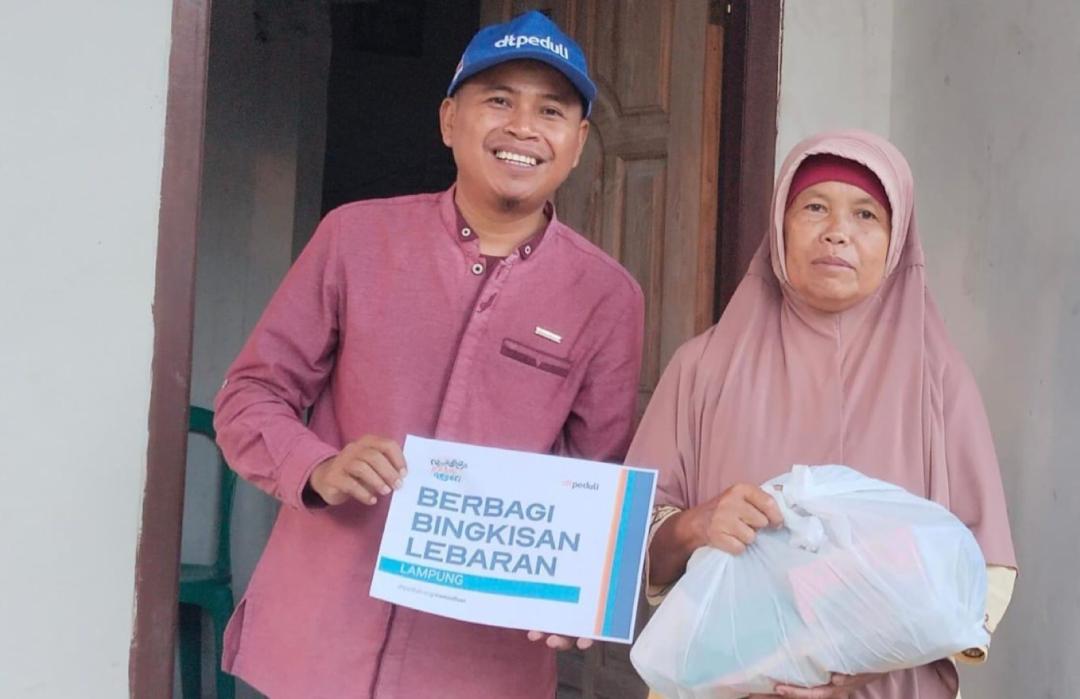 DT Peduli Metro Salurkan Bingkisan Lebaran, Hadirkan Senyum Bahagia Penerima Manfaat