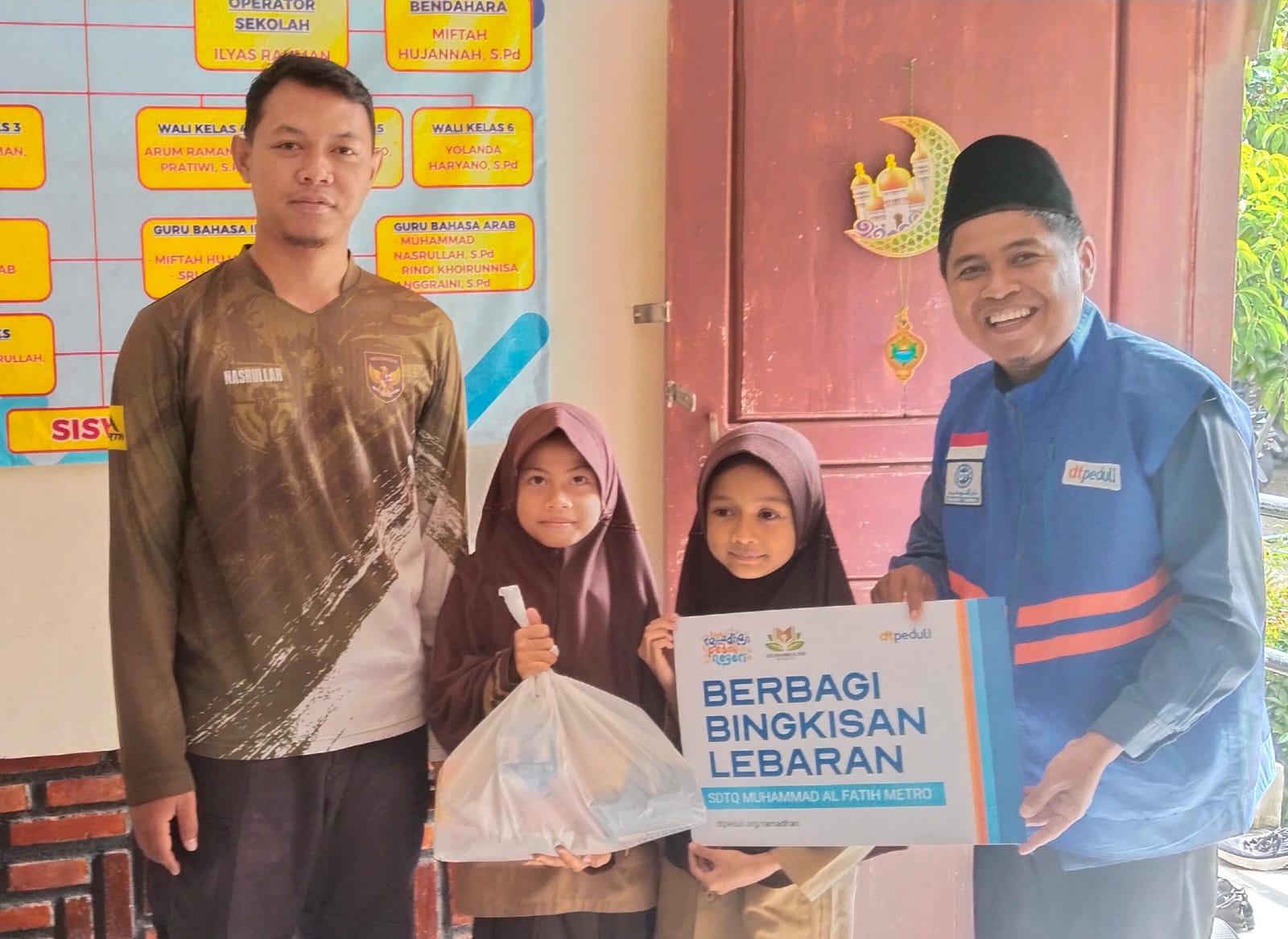 DT Peduli Metro dan SDTQ Muhammad Al Fatih Salurkan Bingkisan untuk Murid yang Membutuhkan