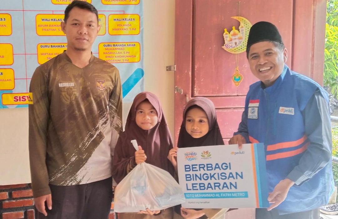 DT Peduli Metro dan SDTQ Muhammad Al Fatih Salurkan Bingkisan untuk Murid yang Membutuhkan
