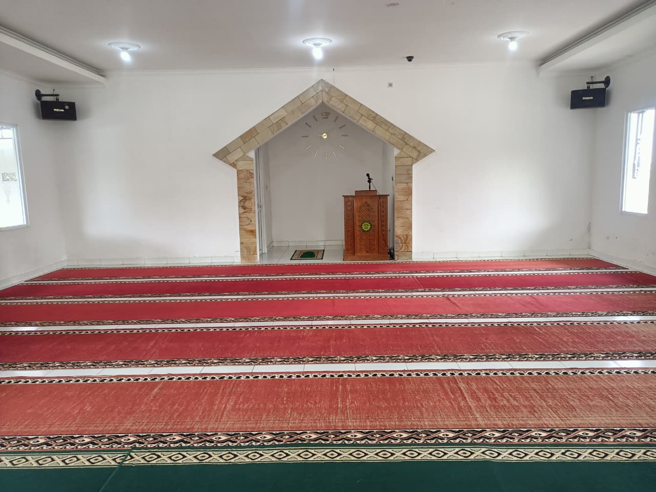 Tingkatkan Kenyamanan Ibadah, DT Peduli Bandung Salurkan Karpet untuk Masjid Daarul Hikmah, Garut 