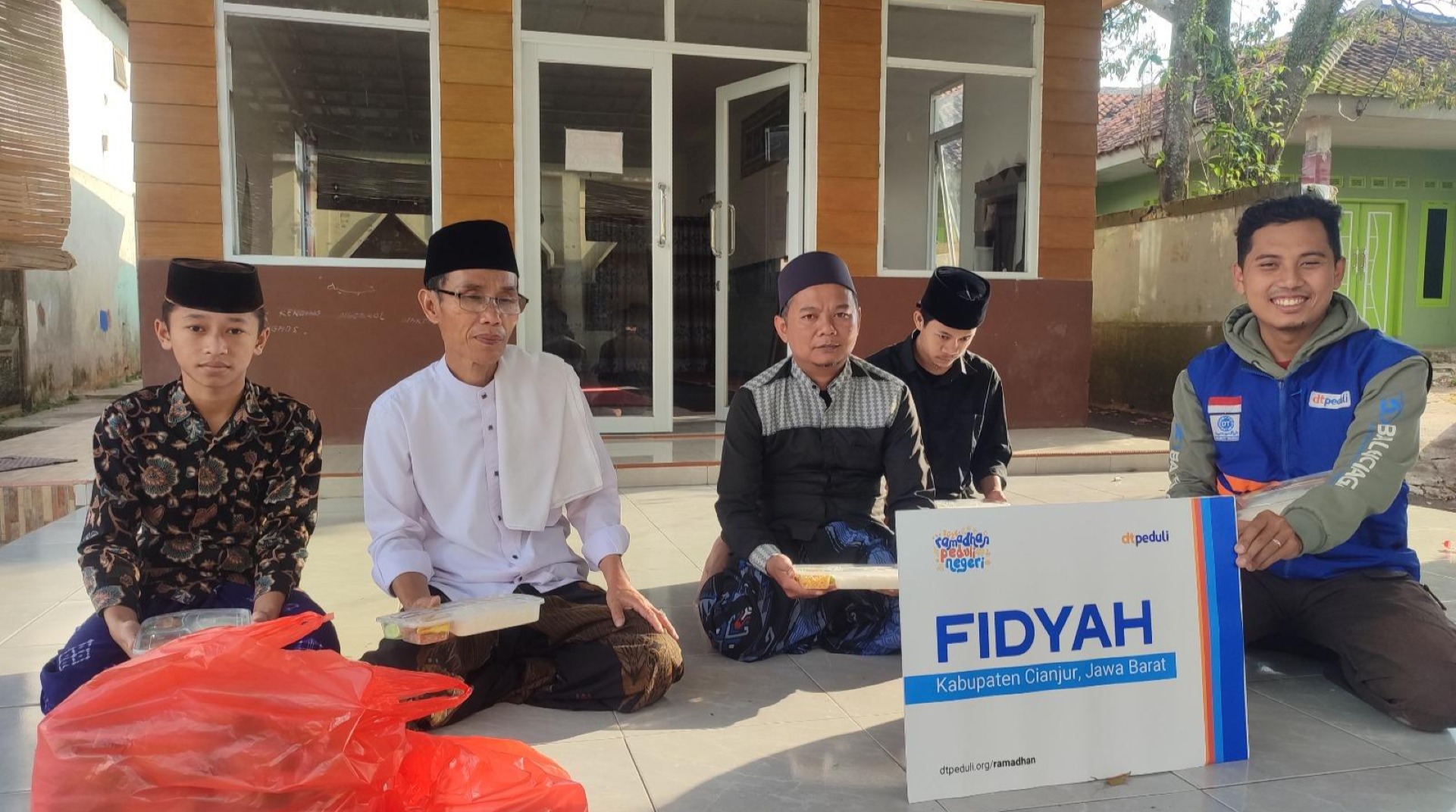 DT Peduli Cianjur Salurkan Fidyah ke Pondok Pesantren Addimpathipah