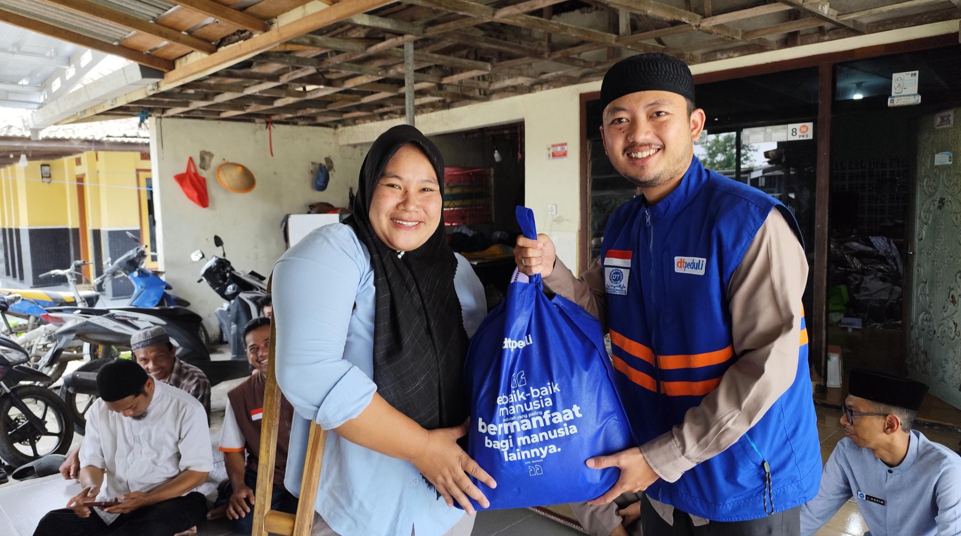 DT Peduli Cirebon Salurkan 617 Bingkisan Lebaran di Wilayah Cirebon, Indramayu, dan Majalengka