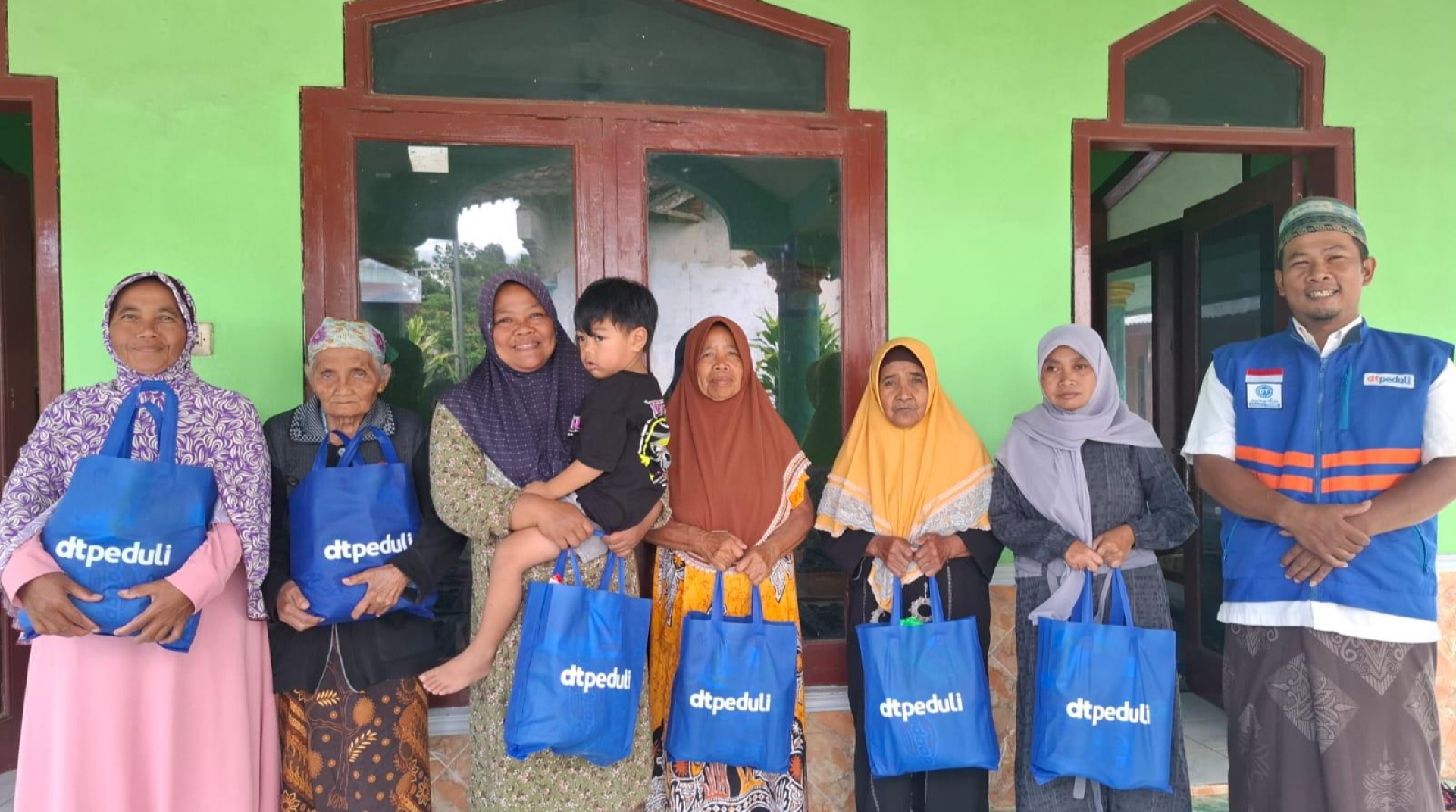 DT Peduli Malang Salurkan Paket Bingkisan Lebaran di Wilayah Wajak