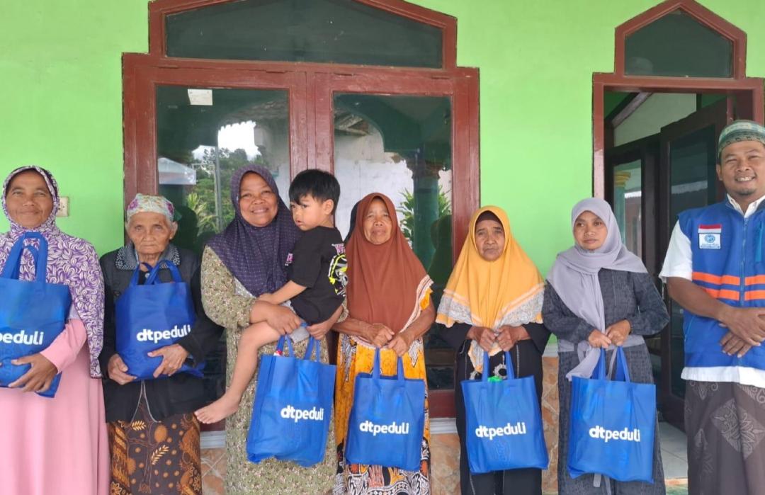 DT Peduli Malang Salurkan Paket Bingkisan Lebaran di Wilayah Wajak