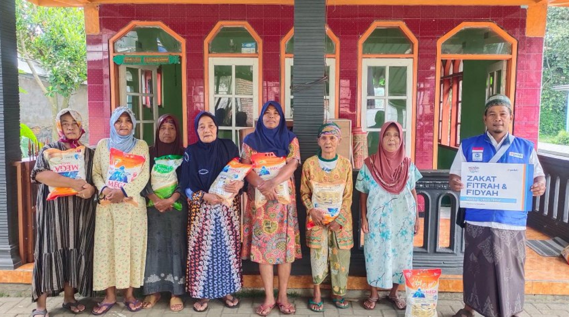 Jelang Idulfitri, DT Peduli Malang Salurkan Paket Fidyah untuk Masyarakat Wajak, Kabupaten Malang 