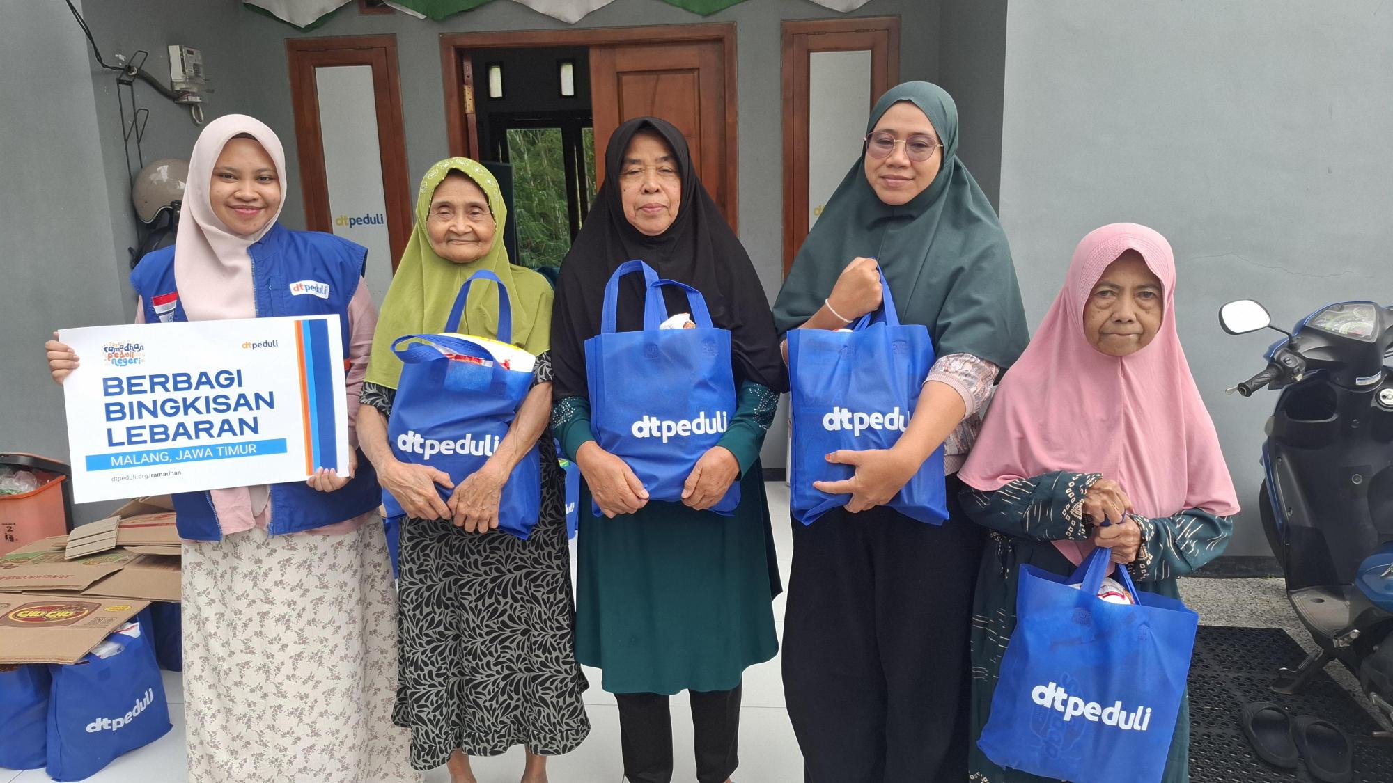 DT Peduli Malang Salurkan Paket Bingkisan Lebaran untuk Warga Sekitar Kantor Layanan 