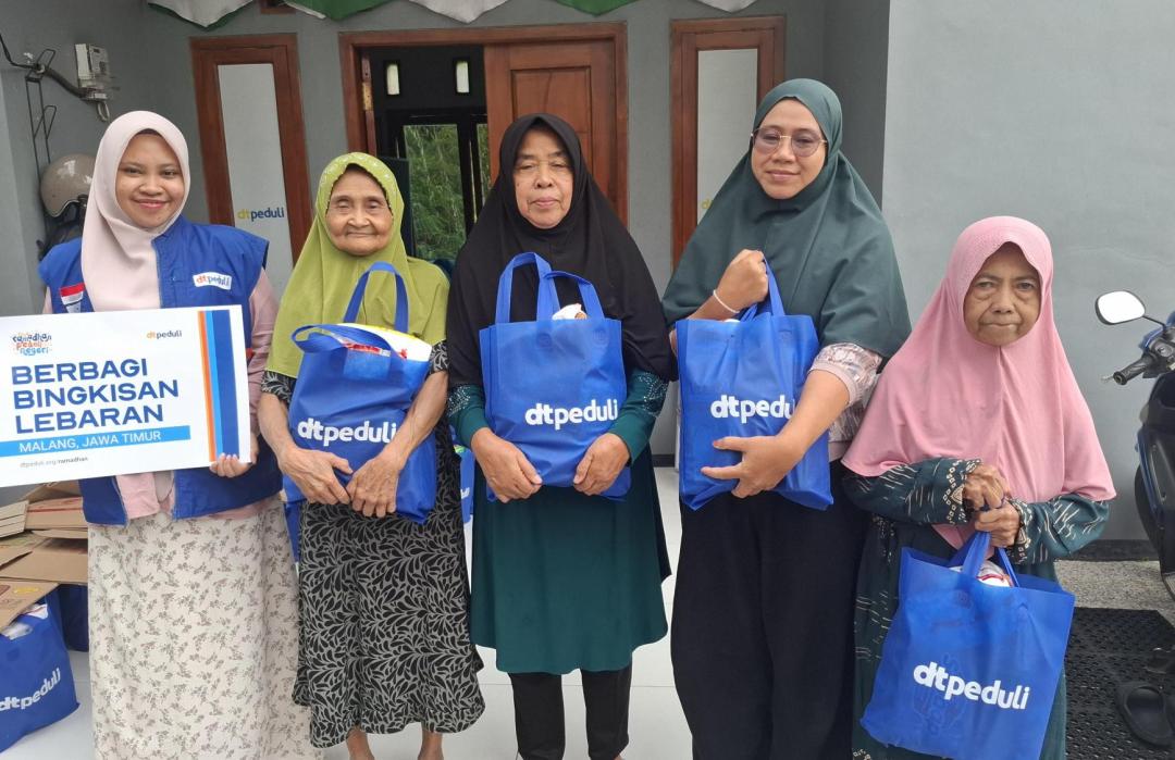DT Peduli Malang Salurkan Paket Bingkisan Lebaran untuk Warga Sekitar Kantor Layanan 